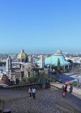 Bir tepede insanlarla Mxico şehirde iki kilise.