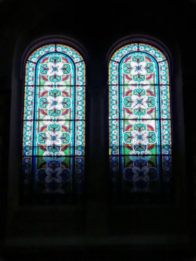 bir kilise içinde iki vitray pencere.