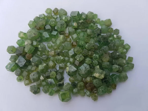 Demantoid Гранат натурального зеленого цвета — стоковое фото