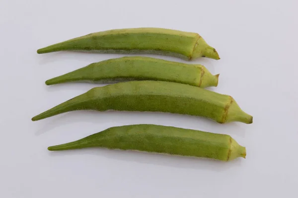 Yeşil organik bamya beyaz arka plan üzerinde izole