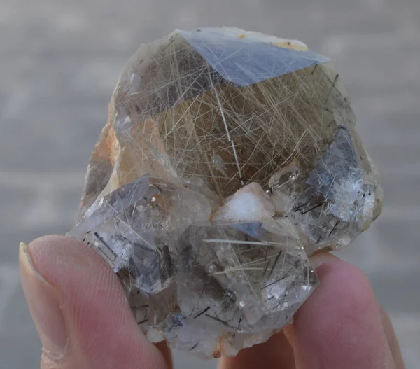 Kuvarsta cervantite ve stibnite dahil