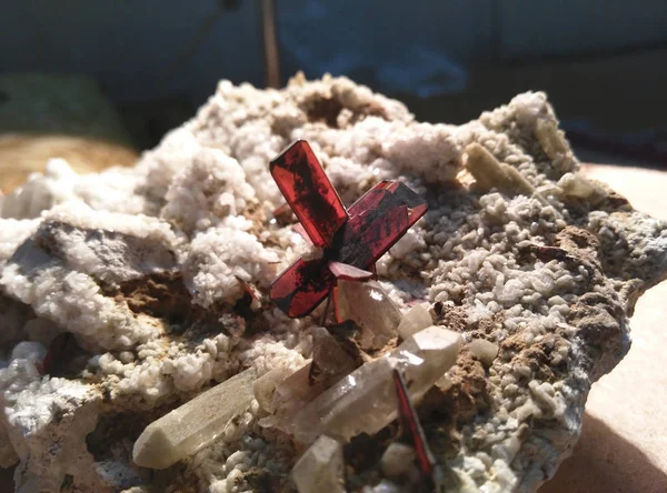 Brookite Spesimen dengan kristal kuarsa — Stok Foto