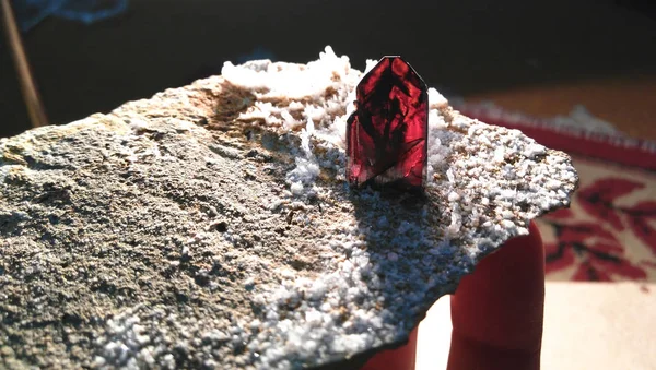 Beyaz kuvarslı Brookite Numunesi