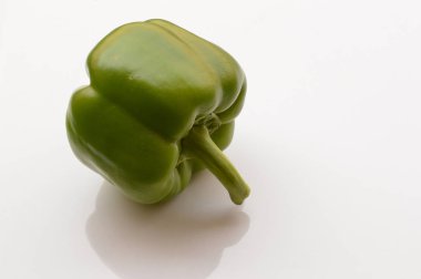 Beyaz arka planda izole taze yeşil kırmızı biber.