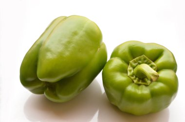 Beyaz arka planda izole taze yeşil kırmızı biber