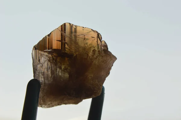 Pleochroic etkisi olan ferroaksinite kristal