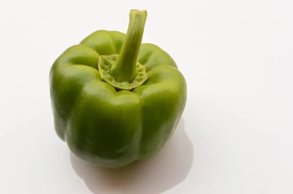 Taze Capsicum beyaz arka plan üzerinde izole