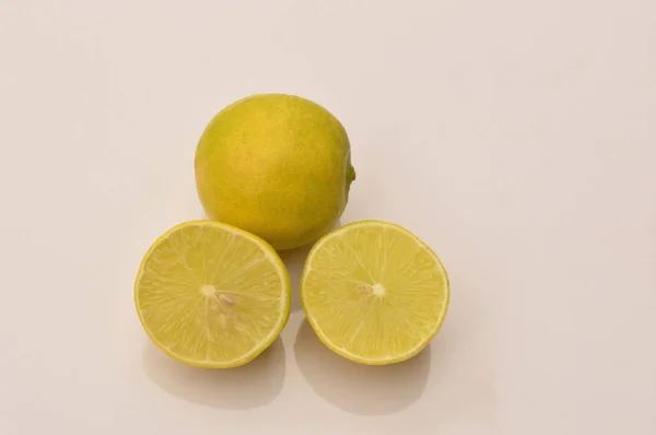 Taze organik bütün ve dilimlenmiş limon