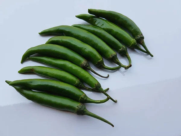 Beyaz arka planda izole edilmiş taze yeşil biber