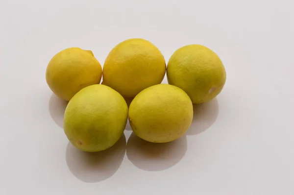 Taze organik bütün limon