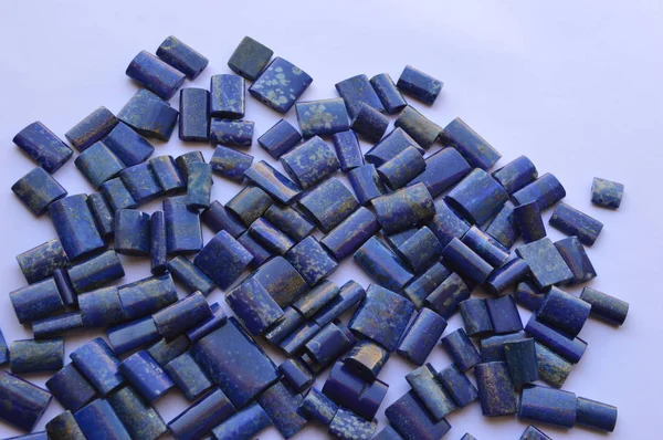Бусы натурального цвета Lapis Lazuli — стоковое фото