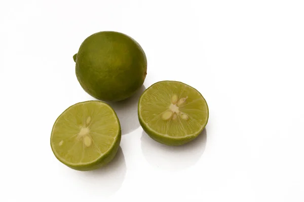 Beyaz arka plan üzerinde izole organik taze limes