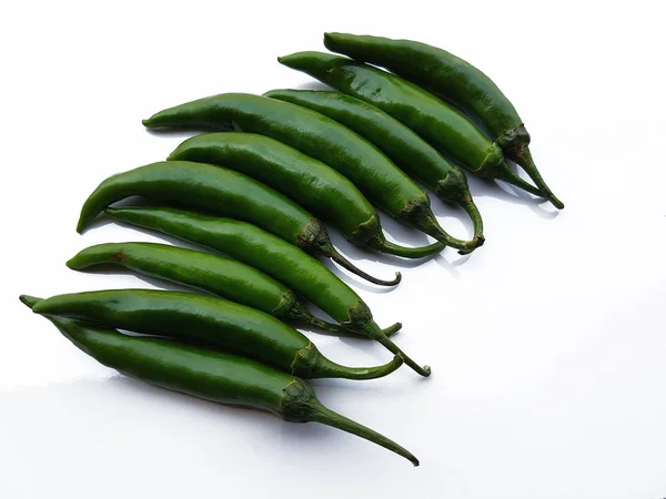 Beyaz arka planda izole edilmiş taze yeşil biber