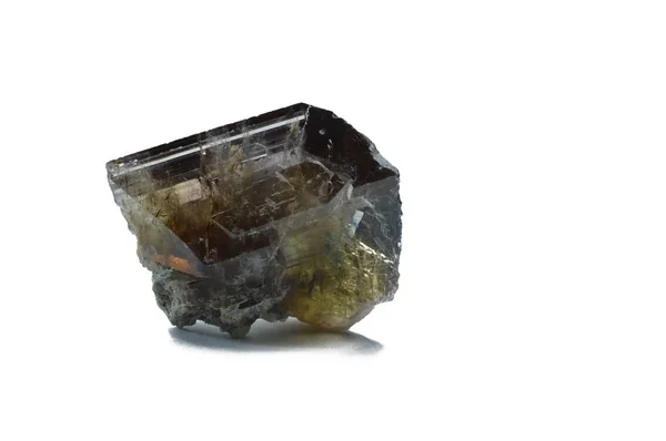 Beyaz arka planda izole ferroaxinite Crystal çok renkli