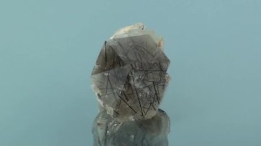 Siyah Rutilated Kuvars örneği, berrak kuvars kristaliğneleri, yerellik, Pakistan.