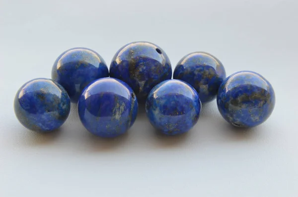 Бусы натурального синего цвета Lapis Lazuli — стоковое фото