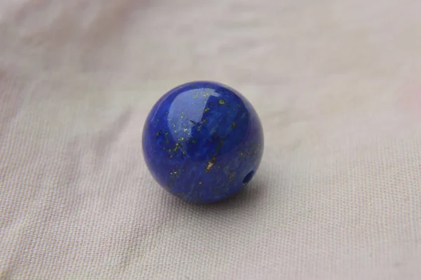 Lapis Lazuli sphère de couleur bleue naturelle avec inclusion de pyrite — Photo