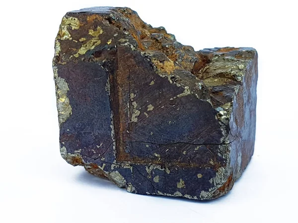 Beyaz arka planda izole edilmiş kalkkopit mineral kristali