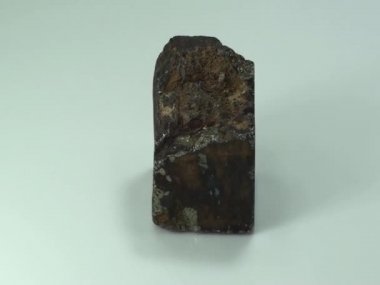 Kalkopirit Örnek kristal, beyaz yüzeyde dönen, lokalite, Pakistan.
