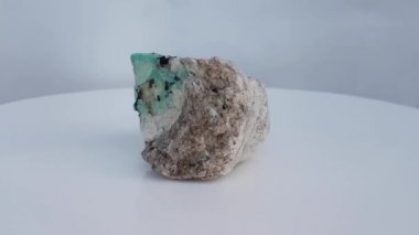 Kuvars, Biotite Mika ve yüzeyde Garnet küçük kristalleri ile Amazonite Örnek, yerellik, Pakistan.