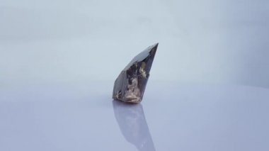 Pleochroic renk efektli Aksit Kristali, güzel jeolojik örnek, yerellik, Pakistan.