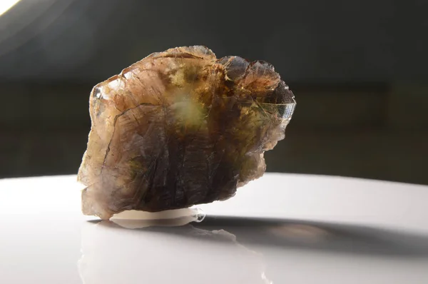 Parlak çok renkli Axinite Kristal yakın çekim