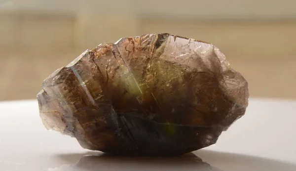 Aksinit Kristali yakın çekim çoklu renk efekti