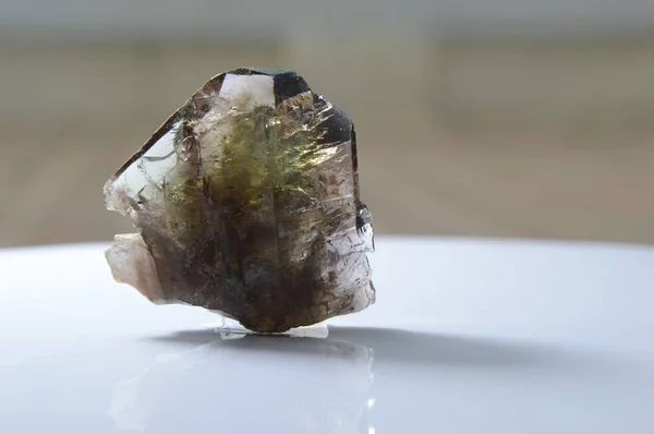 Axinite Crystal da vicino sull'inclusione interna — Foto Stock