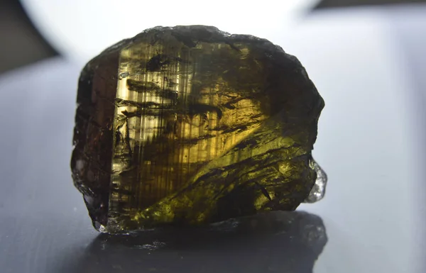 Axinite Numunesi pleokroik etkisi