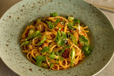 Yeşillik ilavesi ile et ve susam ile spagetti