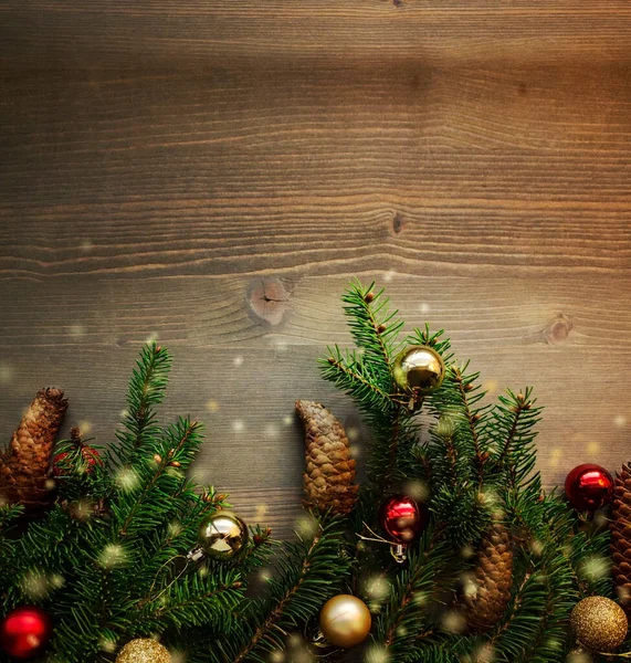 Mavi ahşap arka planda yeni yıl süslemeleri, çam kozalakları ve bokeh ışığı olan firavun dalları. Noel için dikey pankart ya da metin için yeri olan tebrik kartı tasarımı