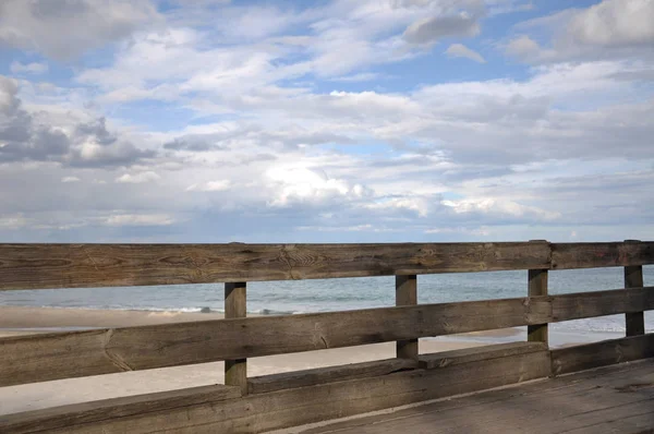 Holzzaun Der Die Aussichtsplattform Strand Vom Sand Und Meer Abgrenzt — Stockfoto