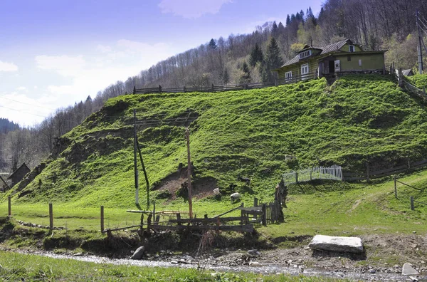 Une Maison Dans Les Montagnes Avec Dépendances Sur Une Colline — Photo