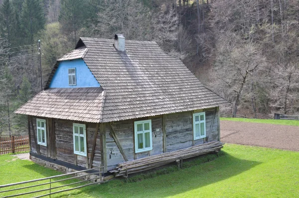 Maison Bois Dans Les Montagnes Sur Une Colline Clôturée Par — Photo