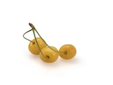 Kesimler üzerinde sarı olgun tatlı kiraz üç çilek. Beyaz bir arka plan üzerinde. Natürmort. Close.