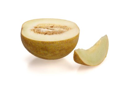 Sarı olgun kavun. Kesitte kavun. Yarım dilim yakınlarda. Beyaz bir arka plan üzerinde. Natürmort. Close.