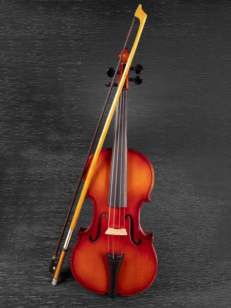 Violino Con Fiocco Strumento Musicale Uno Sfondo Grigio Natura Morta — Foto Stock