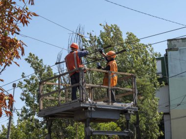 Acil durum çalışanları tramvay kablolarını boyar. Ressamlar. İletişim ağının bakımı. Onarım. Kamu hizmetleri.
