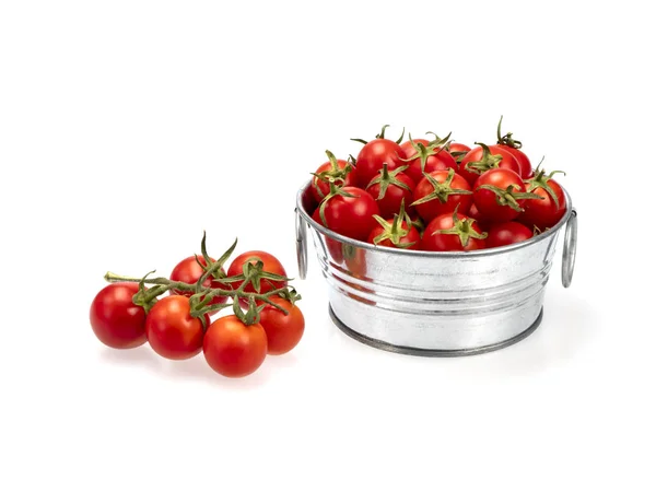 Tomates Cereja Uma Bacia Prata Perto Ramo Tomates Cereja Vermelhos — Fotografia de Stock