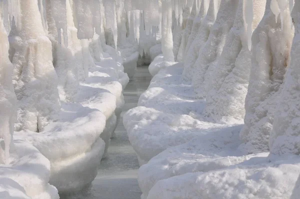 Karadeniz'de kışın buz figürleri oluştu. Buz topakları