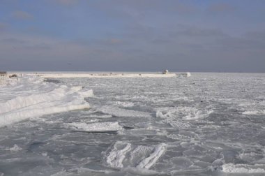 Karadeniz, kışın buz, bulutlu bir gökyüzü altında bağlı.
