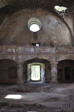 Terk edilmiş bina. Eski pencereler, kapılar, kemerler, açıklıklar. 
