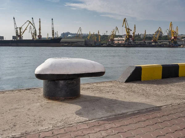 Bollard rıhtımdaki limanda. Bariyer çit, sarı-siyah bor