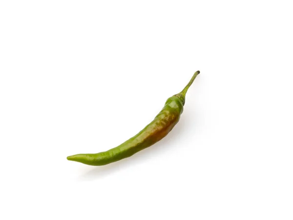 Groene Chili peper close up op een witte achtergrond. — Stockfoto