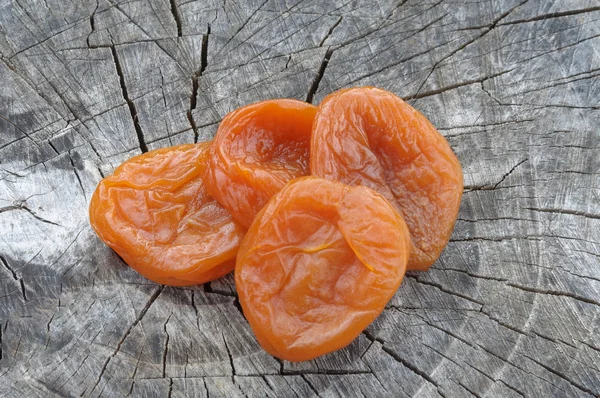 Kuru kayısı, kais. Kuru kayısı eski bir kütük üzerinde.