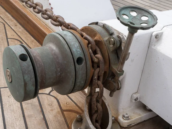 Çapa yükseltmek için mekanizma bir windlass olduğunu.