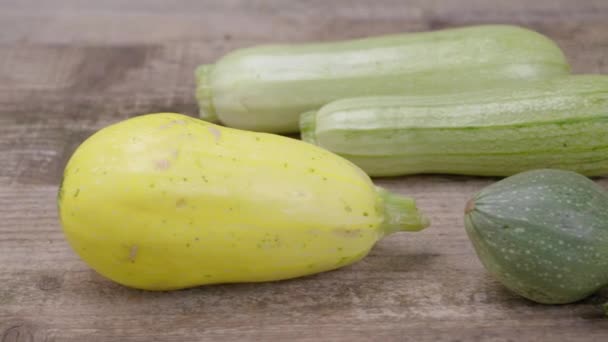 Los Calabacines Diferentes Variedades Tipos Están Sobre Antiguo Fondo Madera — Vídeo de stock