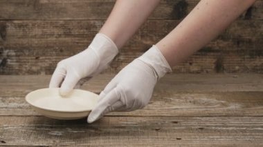 Bir tencereye bitki dikmek. Hazırlık işi. Bir palet ve açık kök sistemi ile bir soğan bitki ile bir saksı ahşap bir yüzey üzerine serilir.