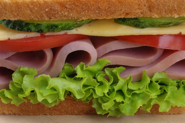 Sandwich mit Wurst, Käse, Kräutern und Gemüse. — Stockfoto