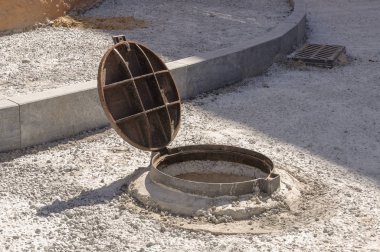 Açık kapaklı rögar.